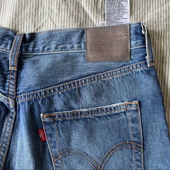 Medium Wash Levi’s Jeans - Picture 3 of 7